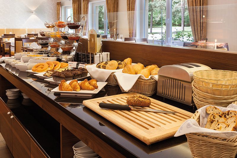 Vielfältiges Frühstücksbuffet im Restaurant Ein Frühstücksbuffet mit einer Auswahl an Gebäck, Brot, Croissants und Aufstrichen in einem Restaurant.